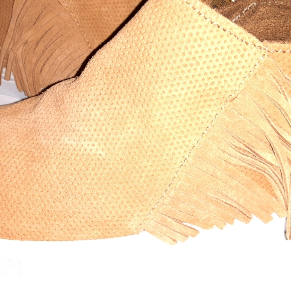 New! Minnetonka Gwen taupe fringed booties… - Picture 6 of 9